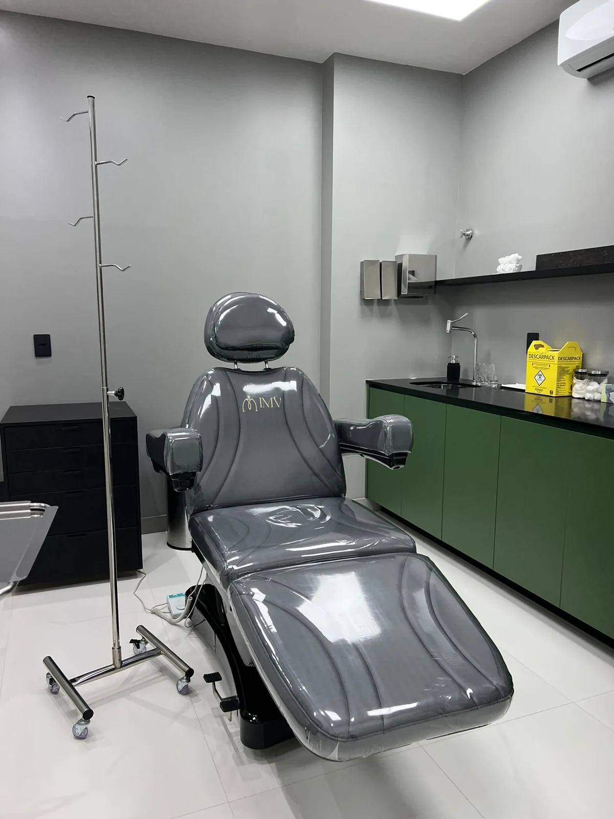 Consultório da clínica IMV com mesa de atendimento
